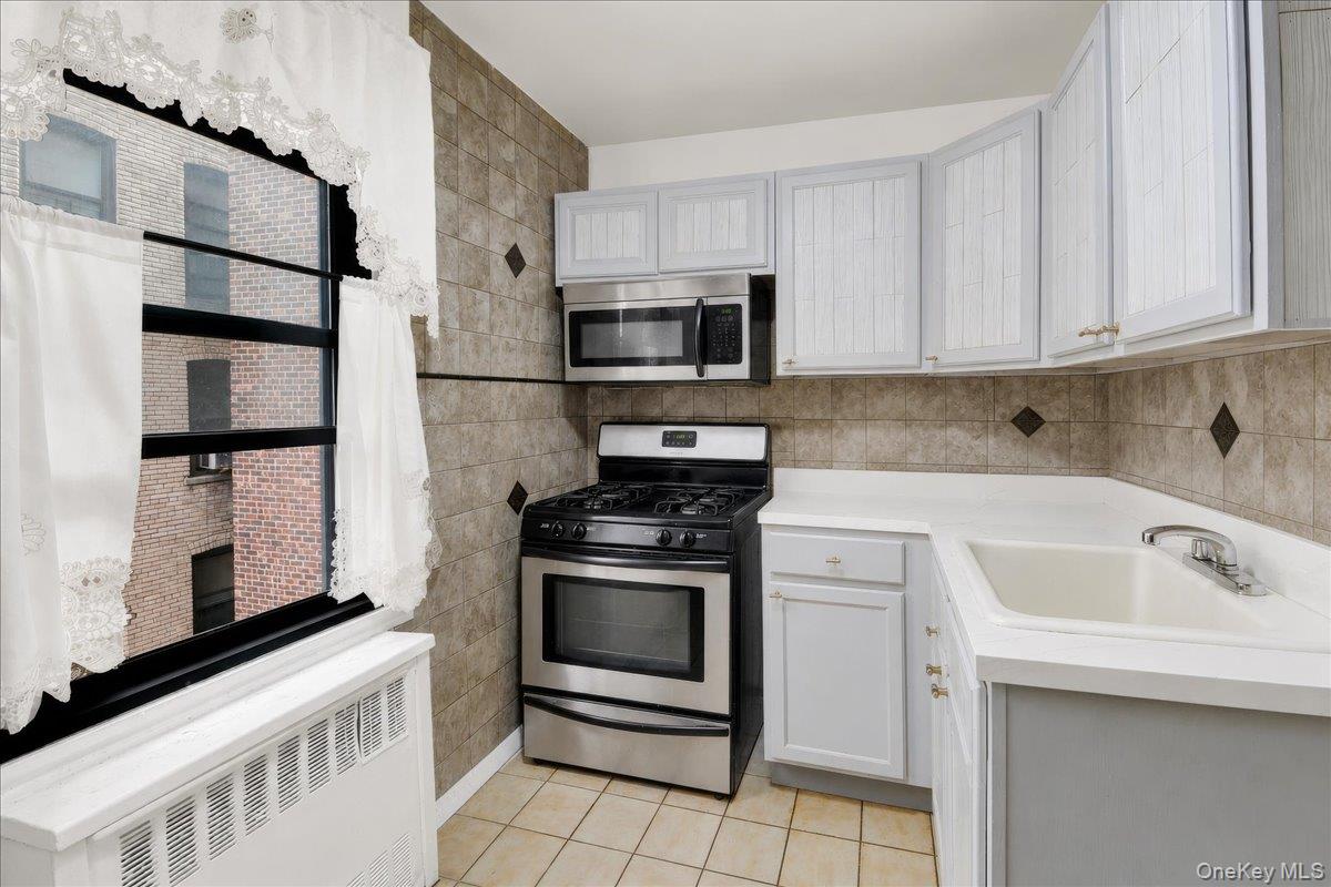 2835 Webb Avenue 4b Property Photo 6
