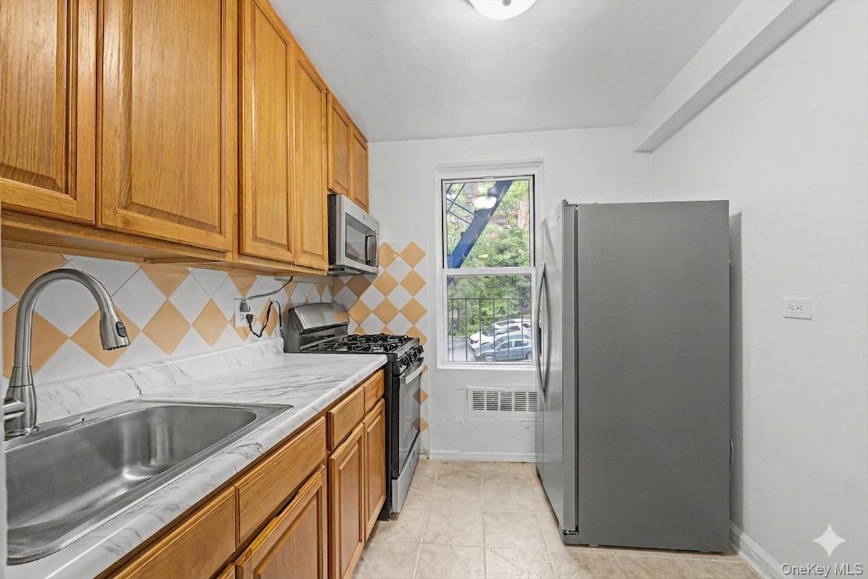2661-63 Marion Avenue 2b Property Photo 6