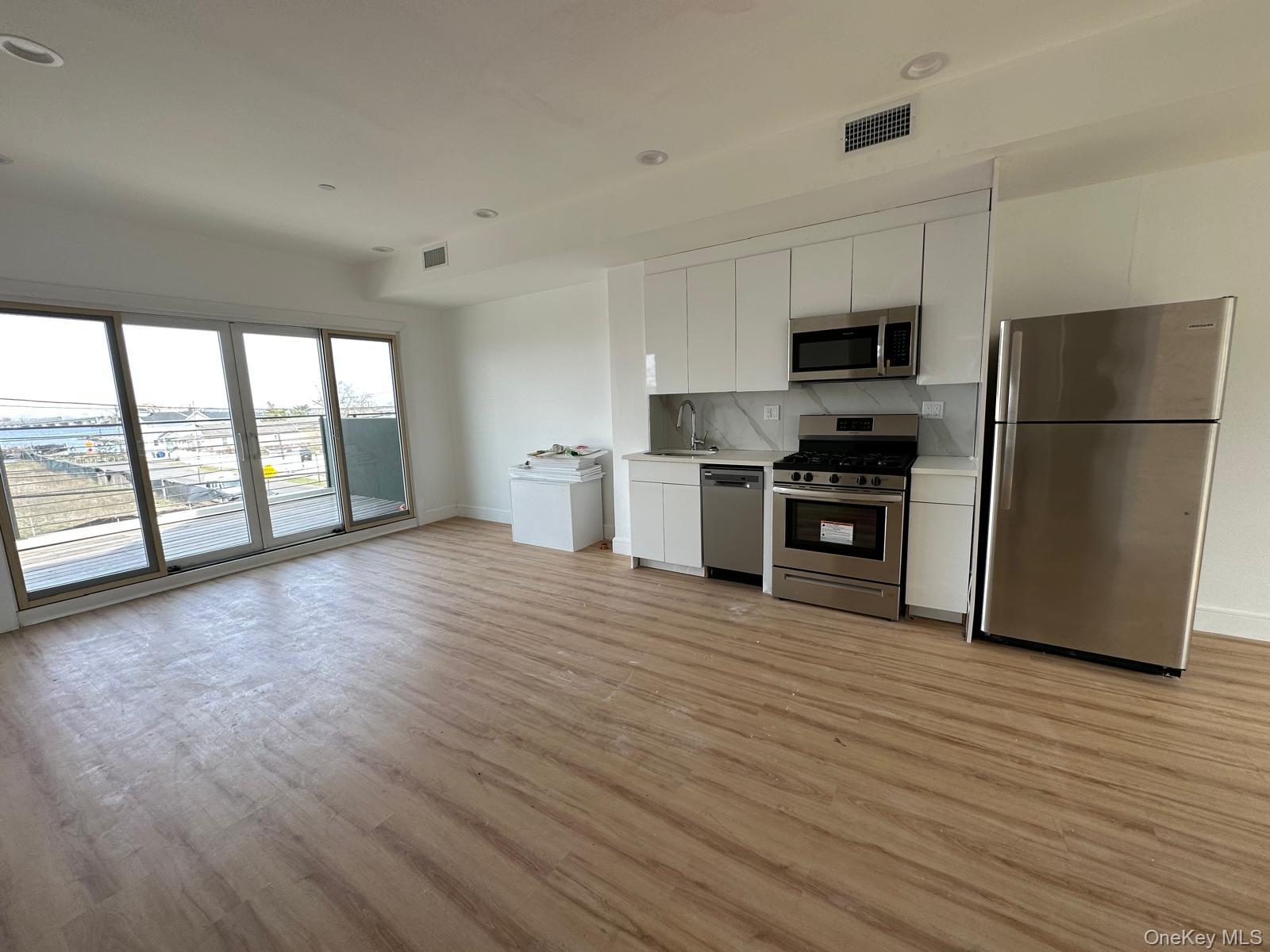 8605 Beach Channel Drive Property Photo 7