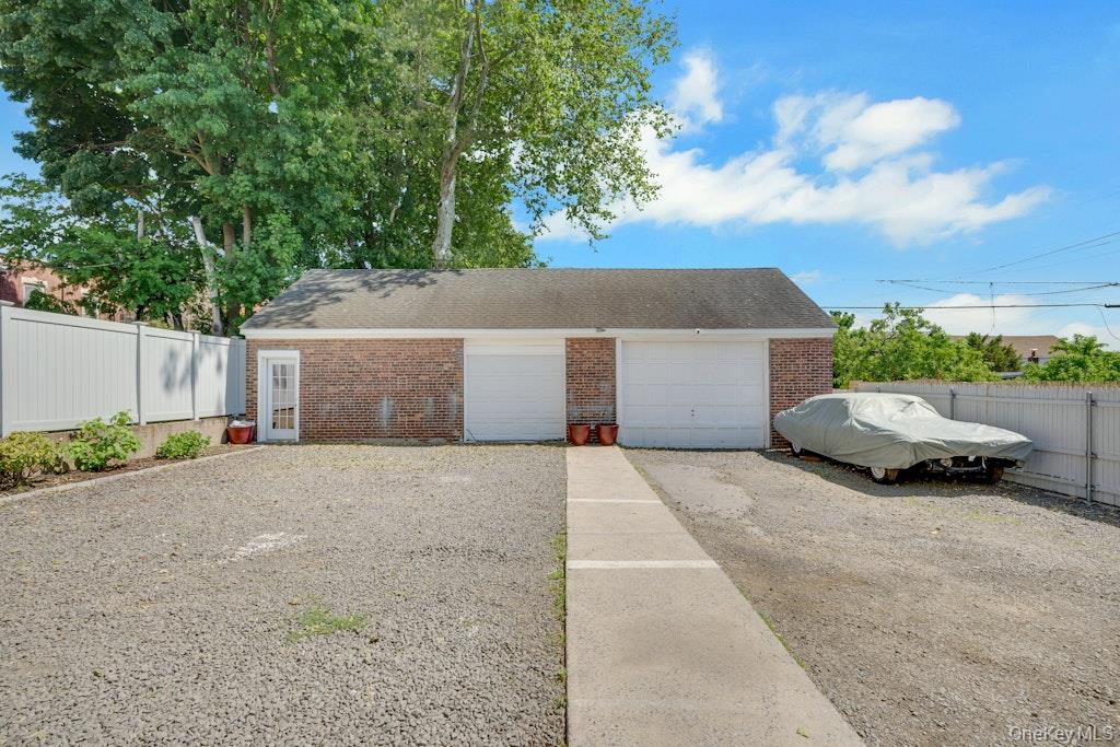 144 Beekman Avenue Property Photo 36