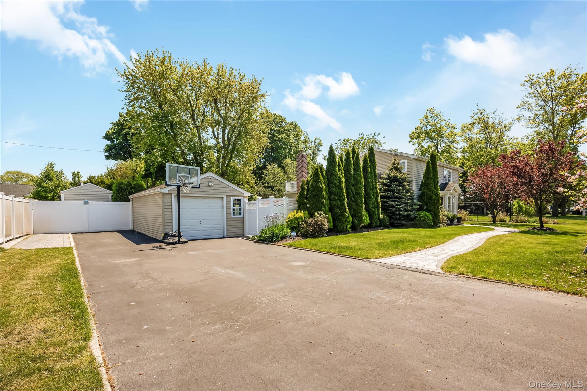 427 Vanderbilt Boulevard Property Photo 3