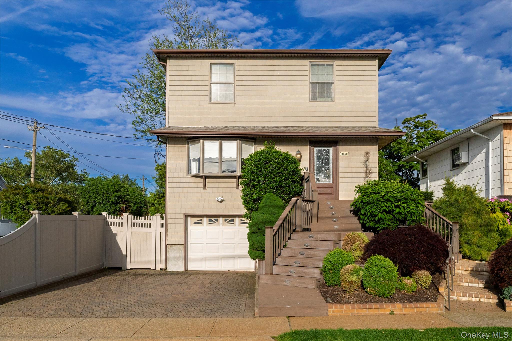 2575 Bayview Avenue Property Photo 3