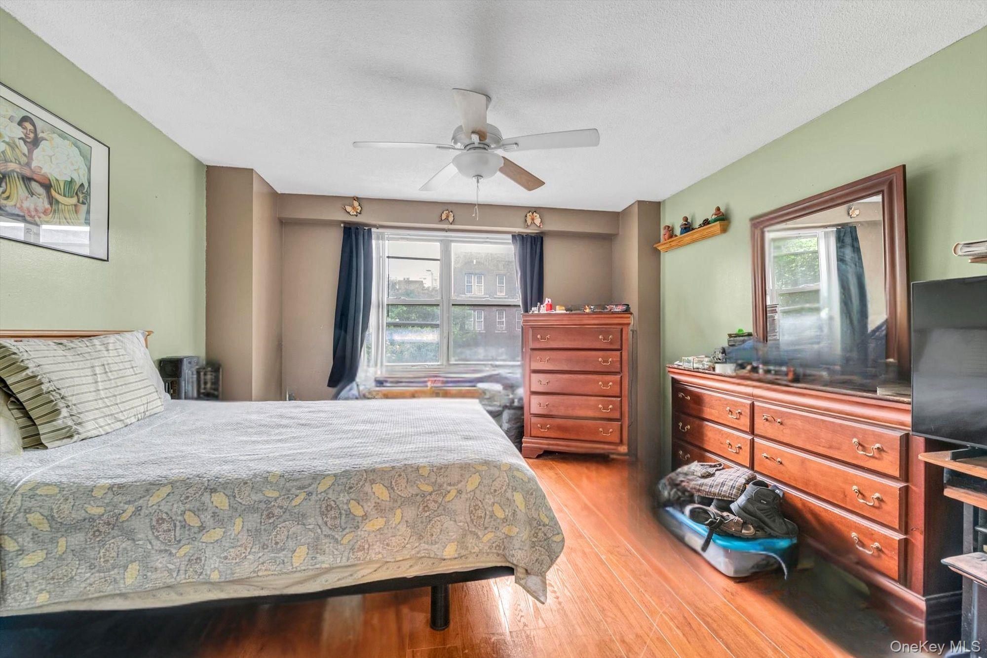2550 Olinville Avenue 4e Property Photo 4