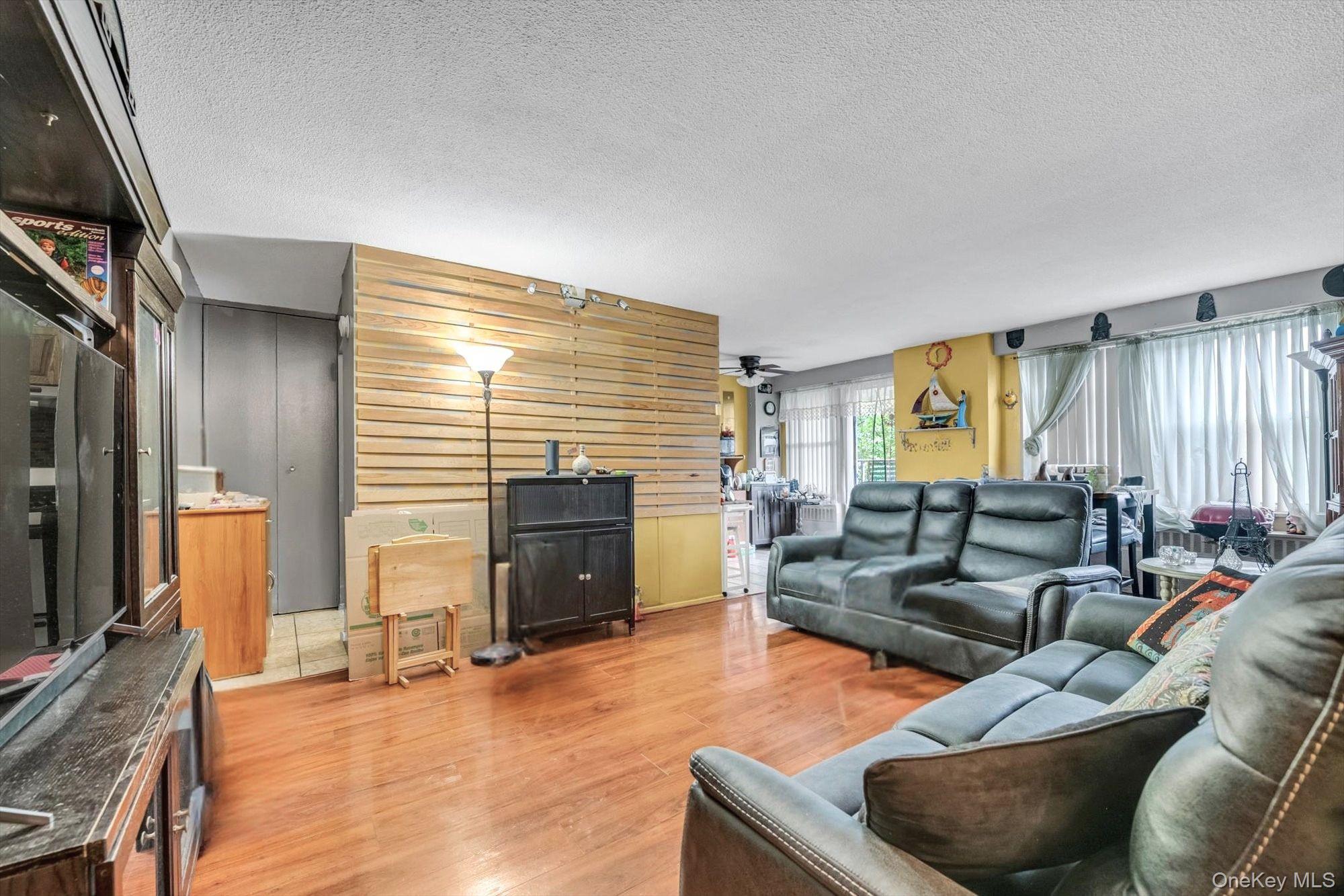 2550 Olinville Avenue 4e Property Photo 8