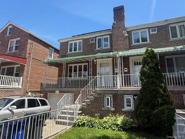 1922 Hering Avenue Property Photo 3