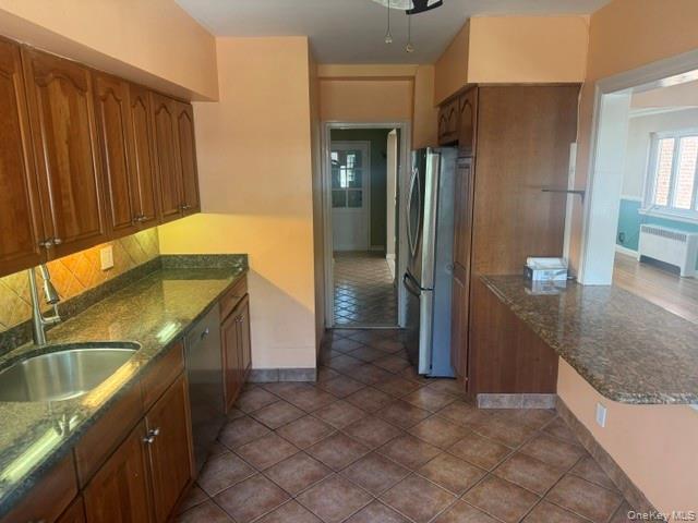 1922 Hering Avenue Property Photo 8