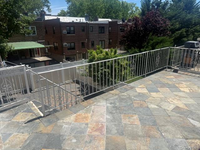 1922 Hering Avenue Property Photo 19