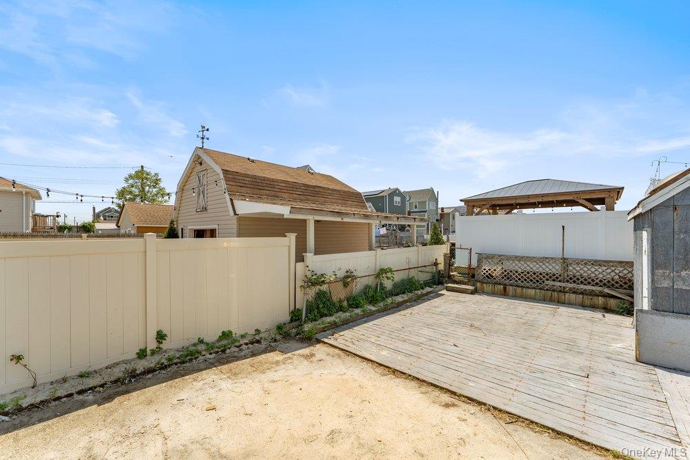 1107 Cross Bay Boulevard Property Photo 12
