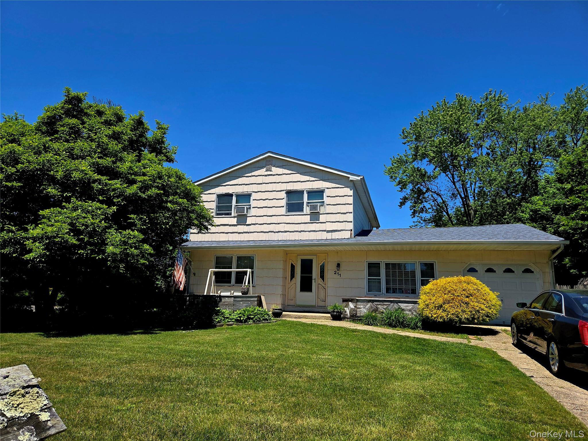 211 Babylon Street Property Photo 1