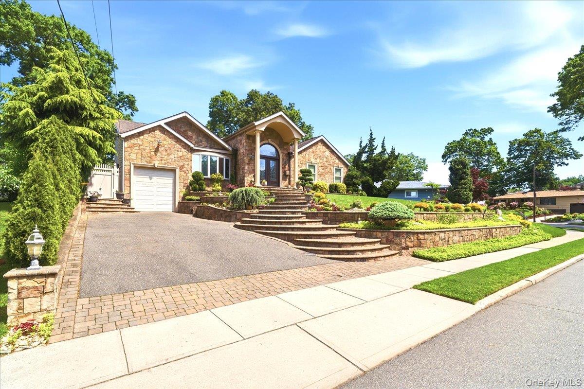 9 Robert Circle Property Photo 2