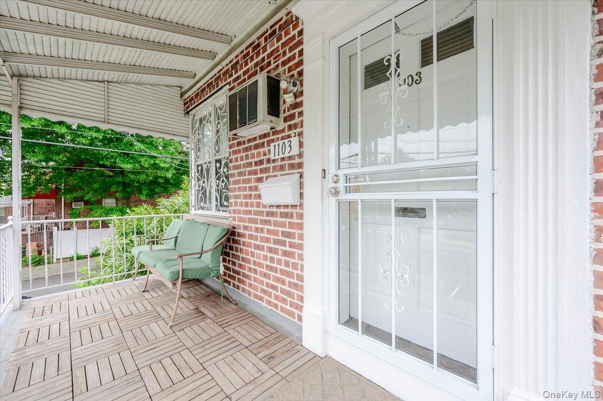 1103 Rhinelander Avenue Property Photo 5