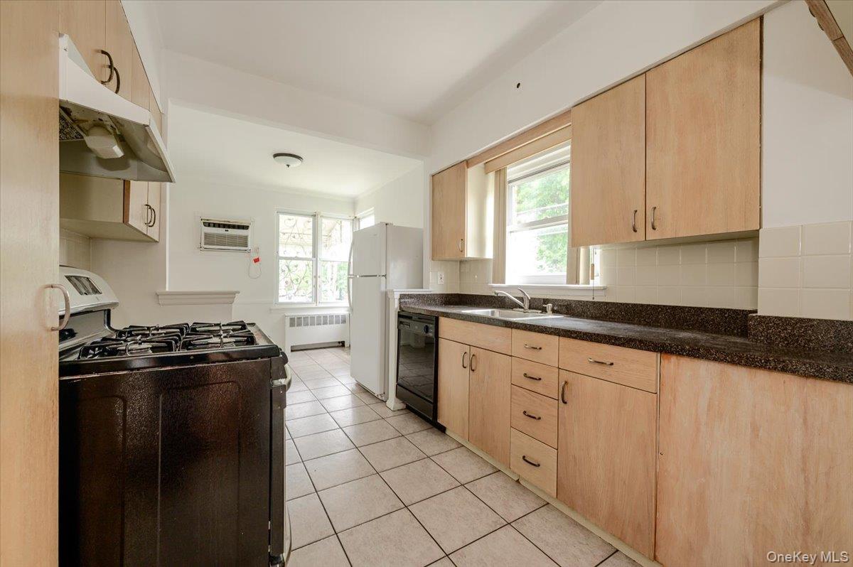 1103 Rhinelander Avenue Property Photo 9