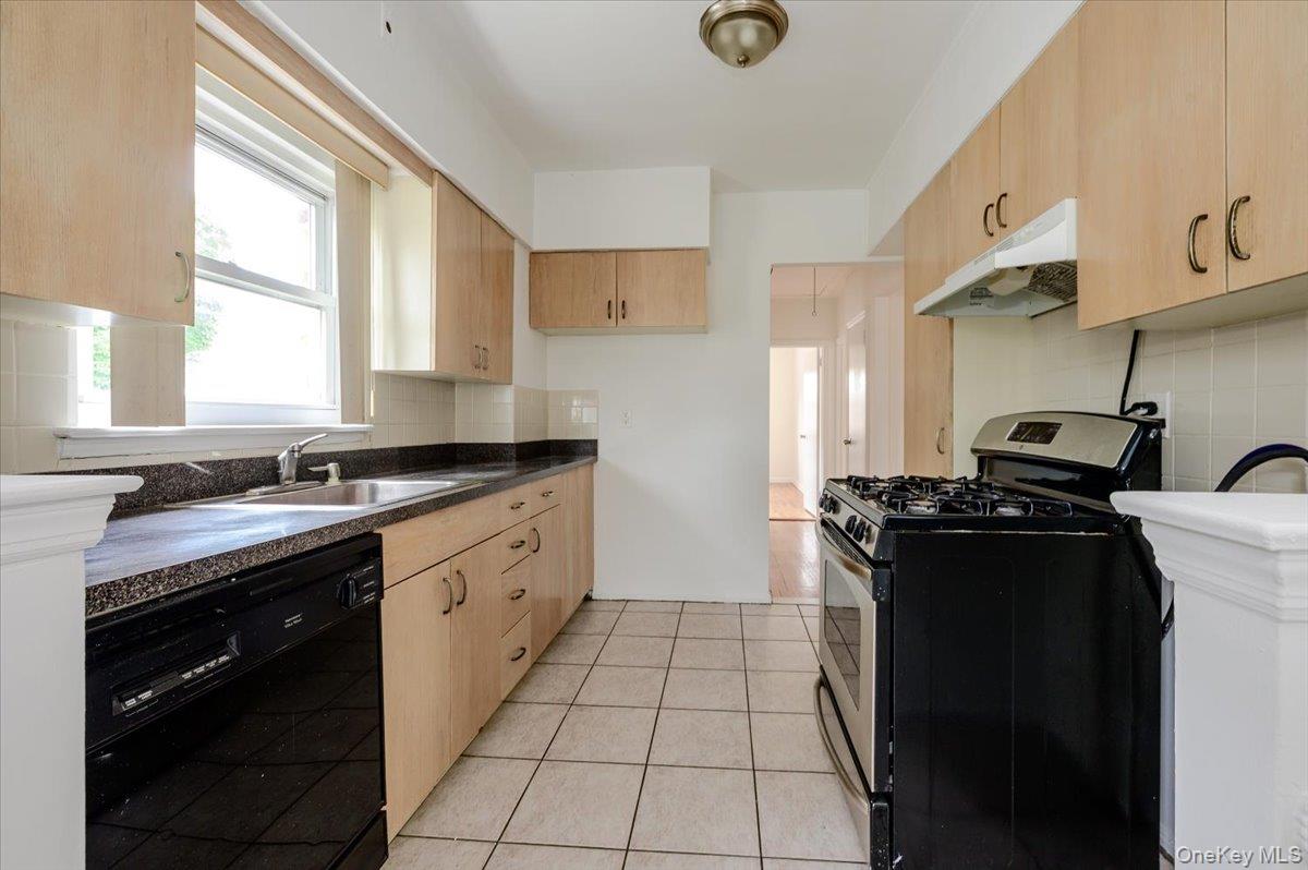 1103 Rhinelander Avenue Property Photo 10