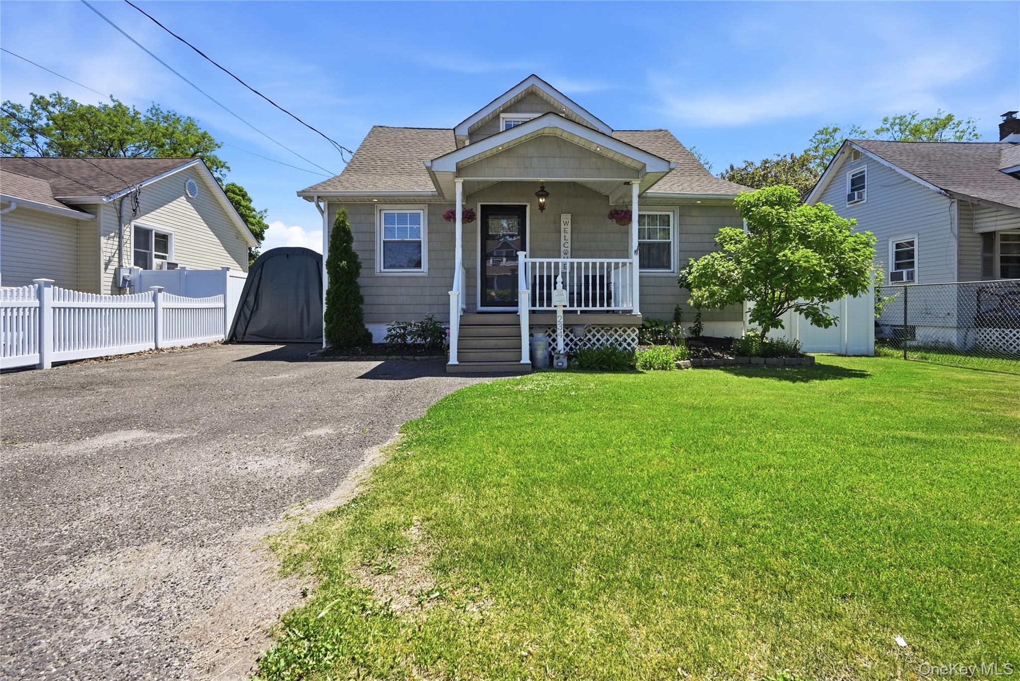 234 Islip Boulevard Property Photo 1