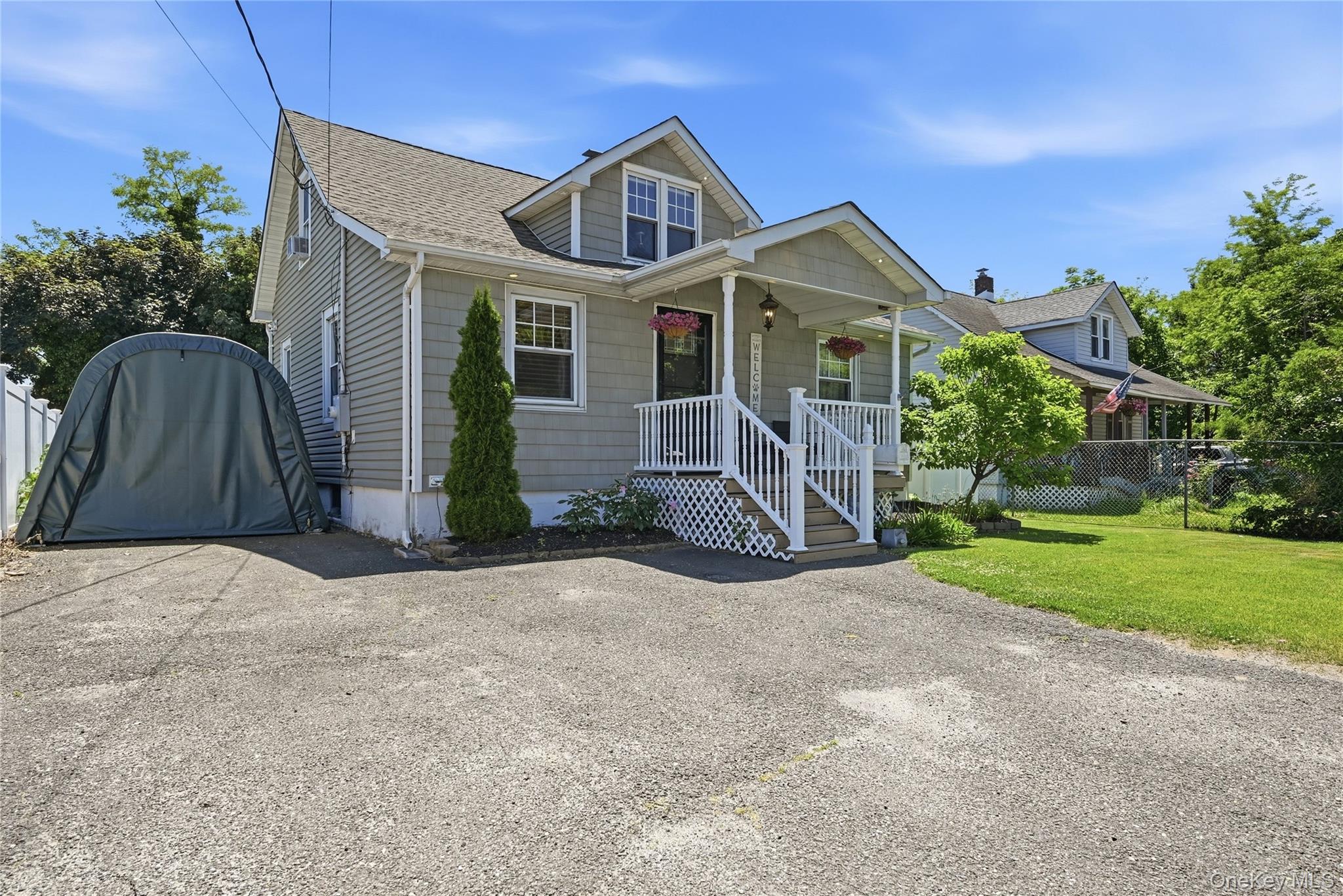 234 Islip Boulevard Property Photo 2