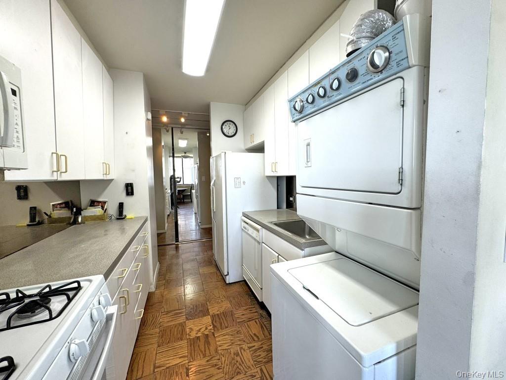 271-10 Grand Central Parkway 16s Property Photo 9
