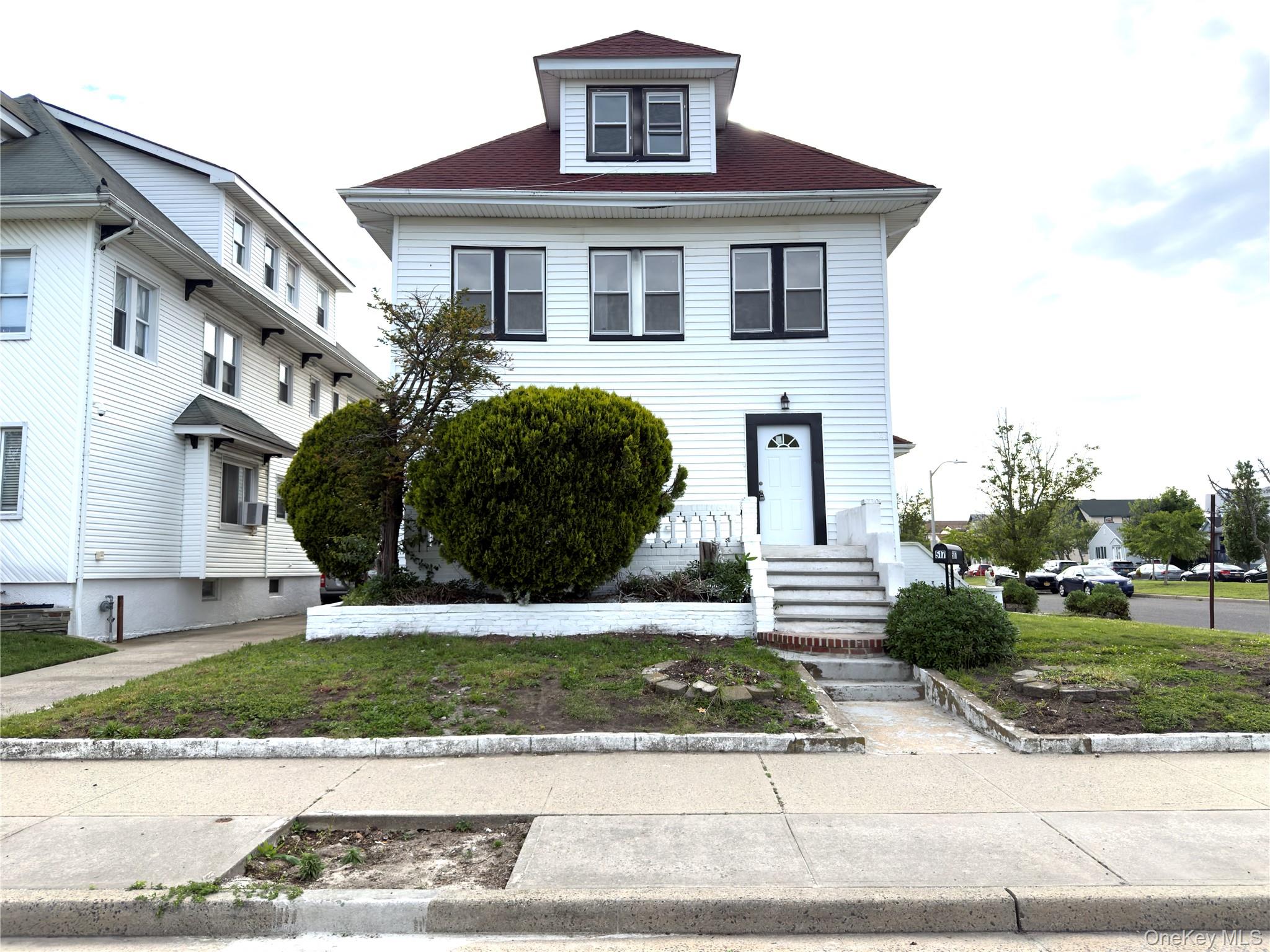517 Laurelton Blvd Property Photo 2