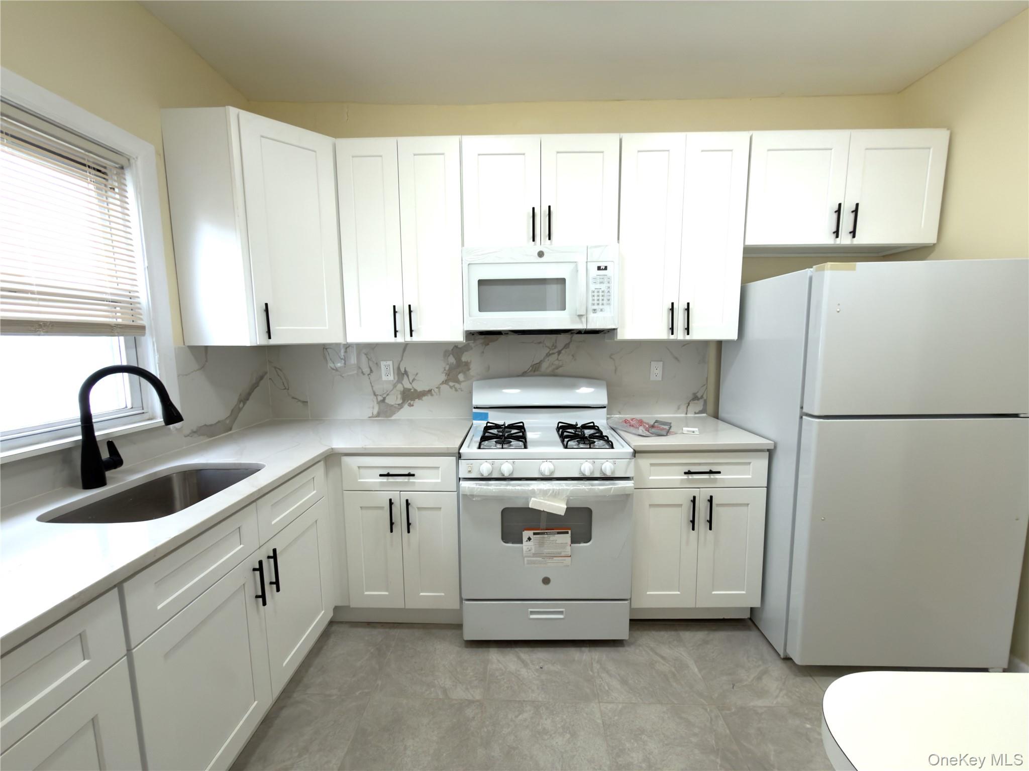 517 Laurelton Blvd Property Photo 12