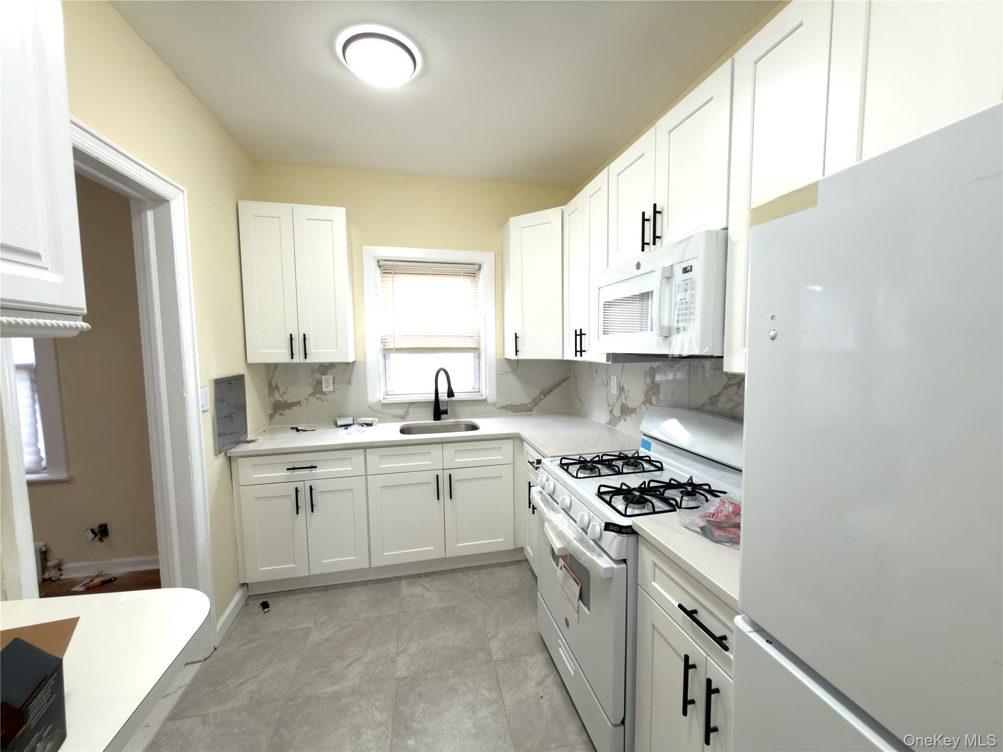 517 Laurelton Blvd Property Photo 13