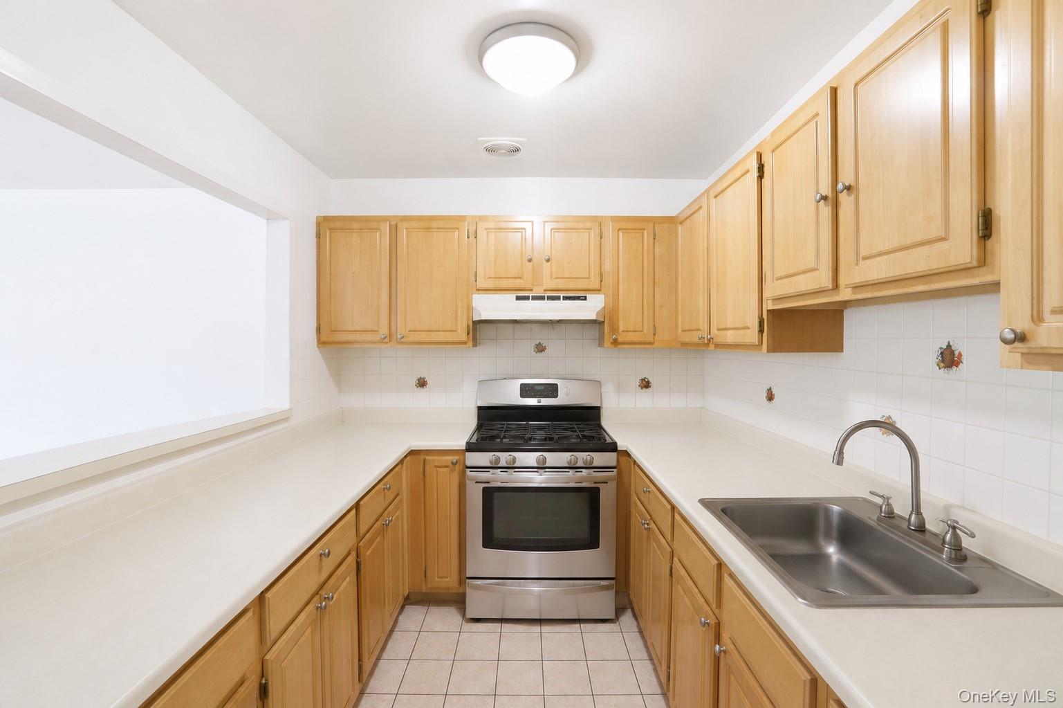 1471 Gates Avenue Property Photo 6