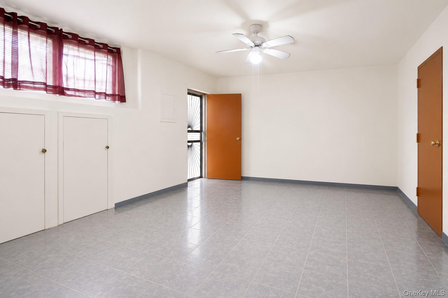 1471 Gates Avenue Property Photo 12