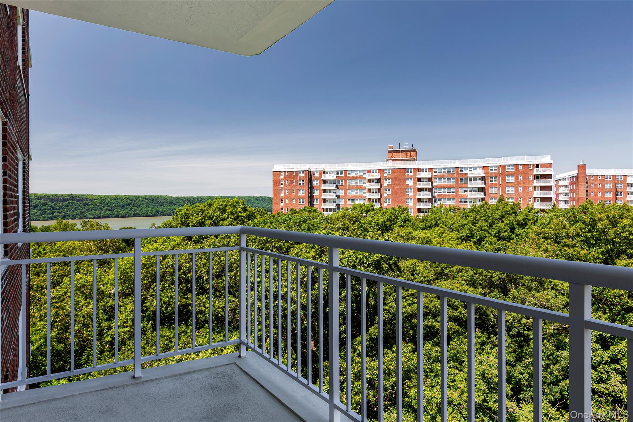 3935 Blackstone Avenue 10c Property Photo 4