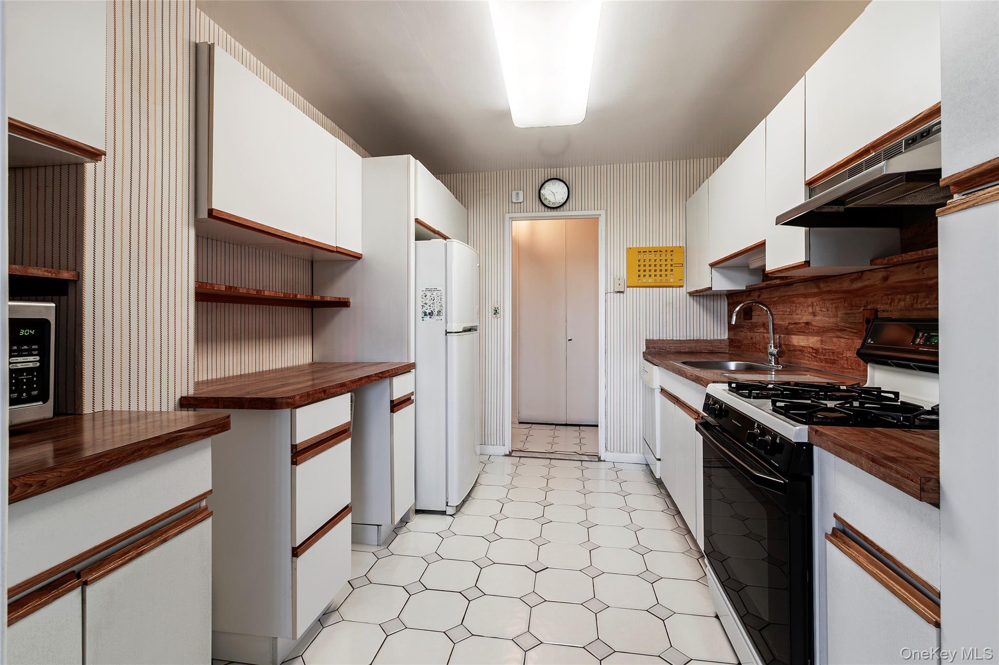 3935 Blackstone Avenue 10c Property Photo 5