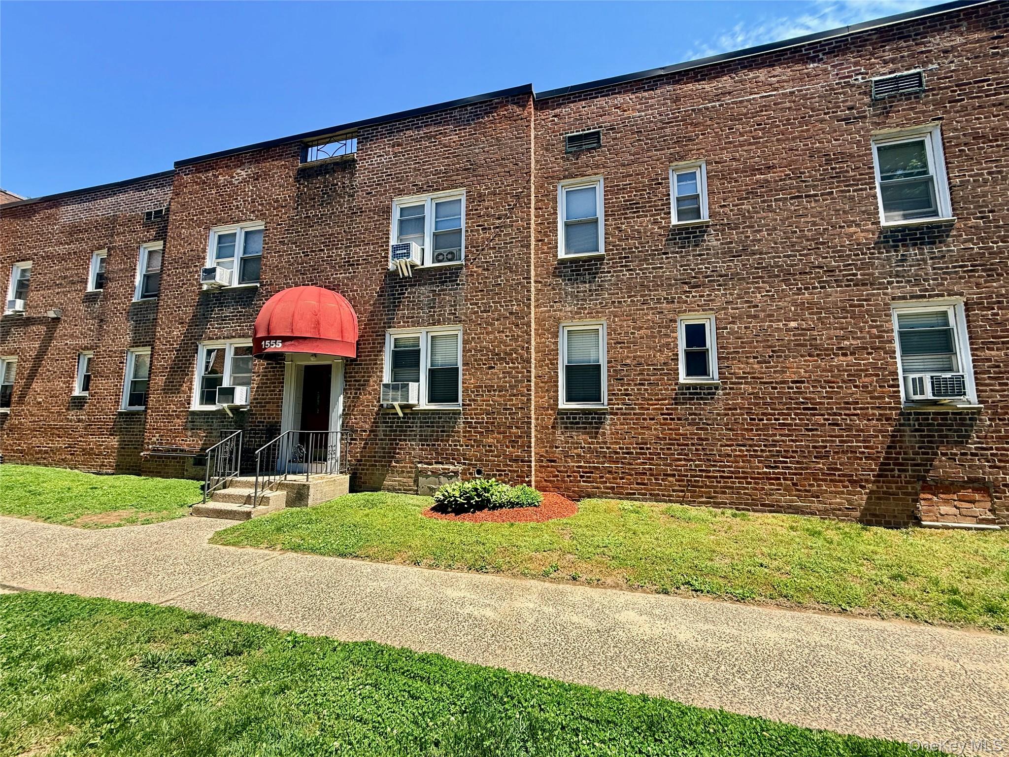 1555 Central Park Avenue H2 Property Photo 3
