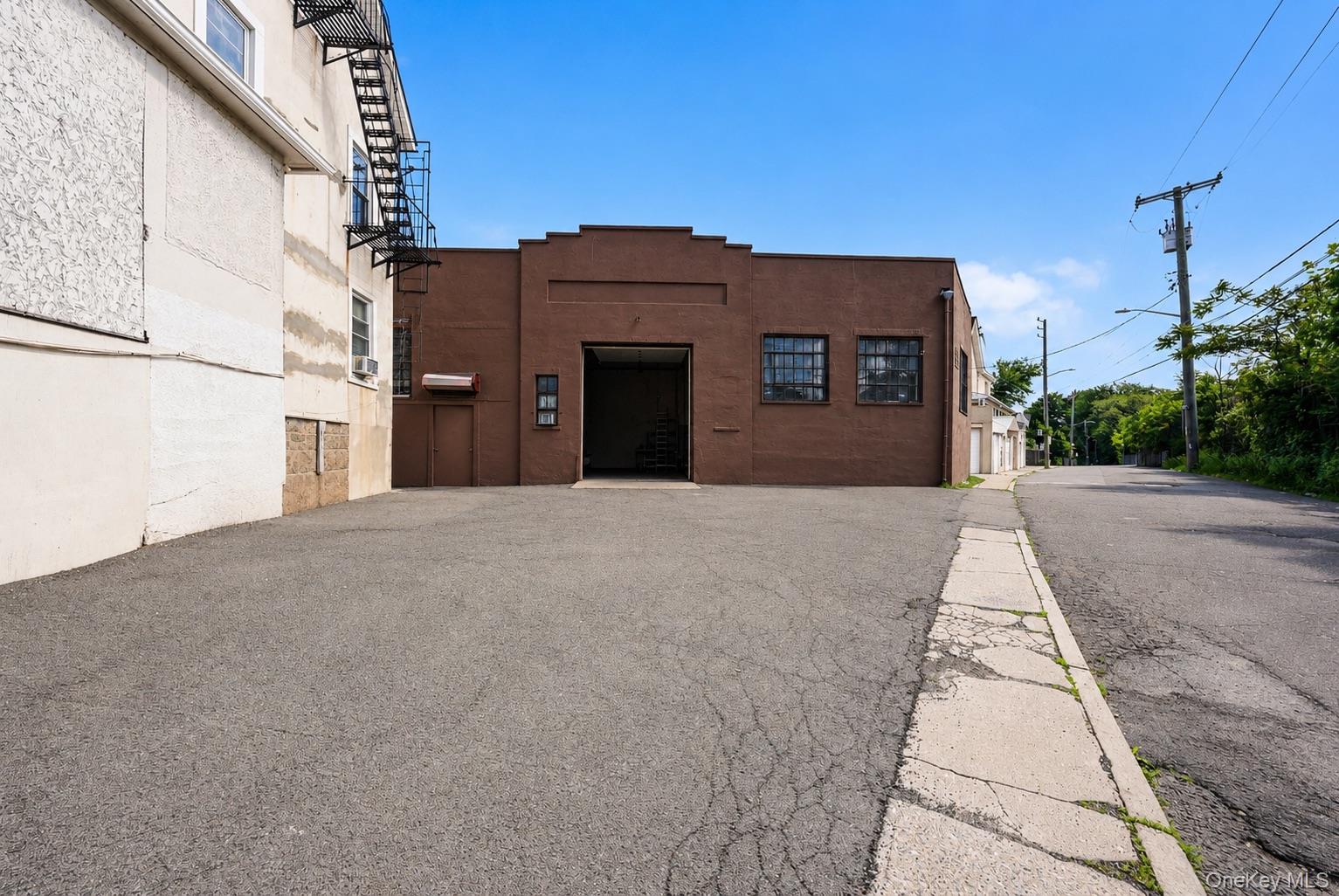 31 New Haven Railroad St Property Photo 1