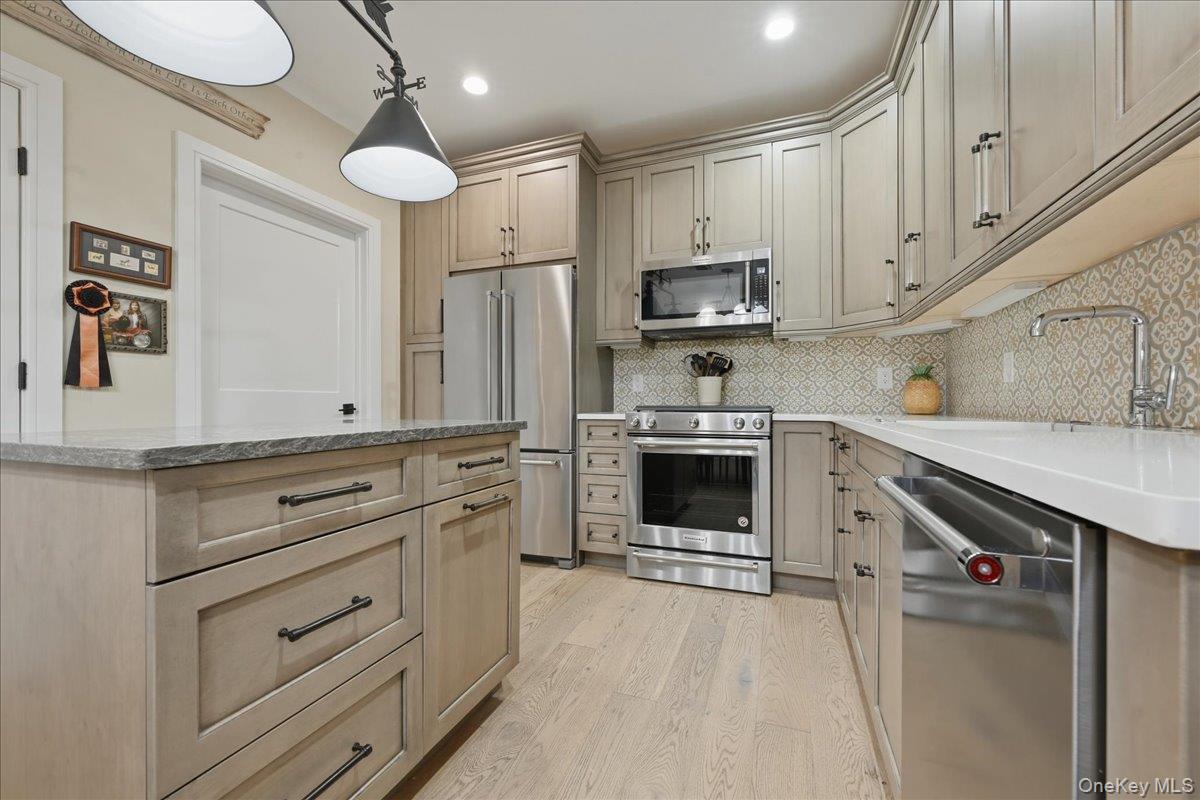 15103 Aspenwood Drive Property Photo 10