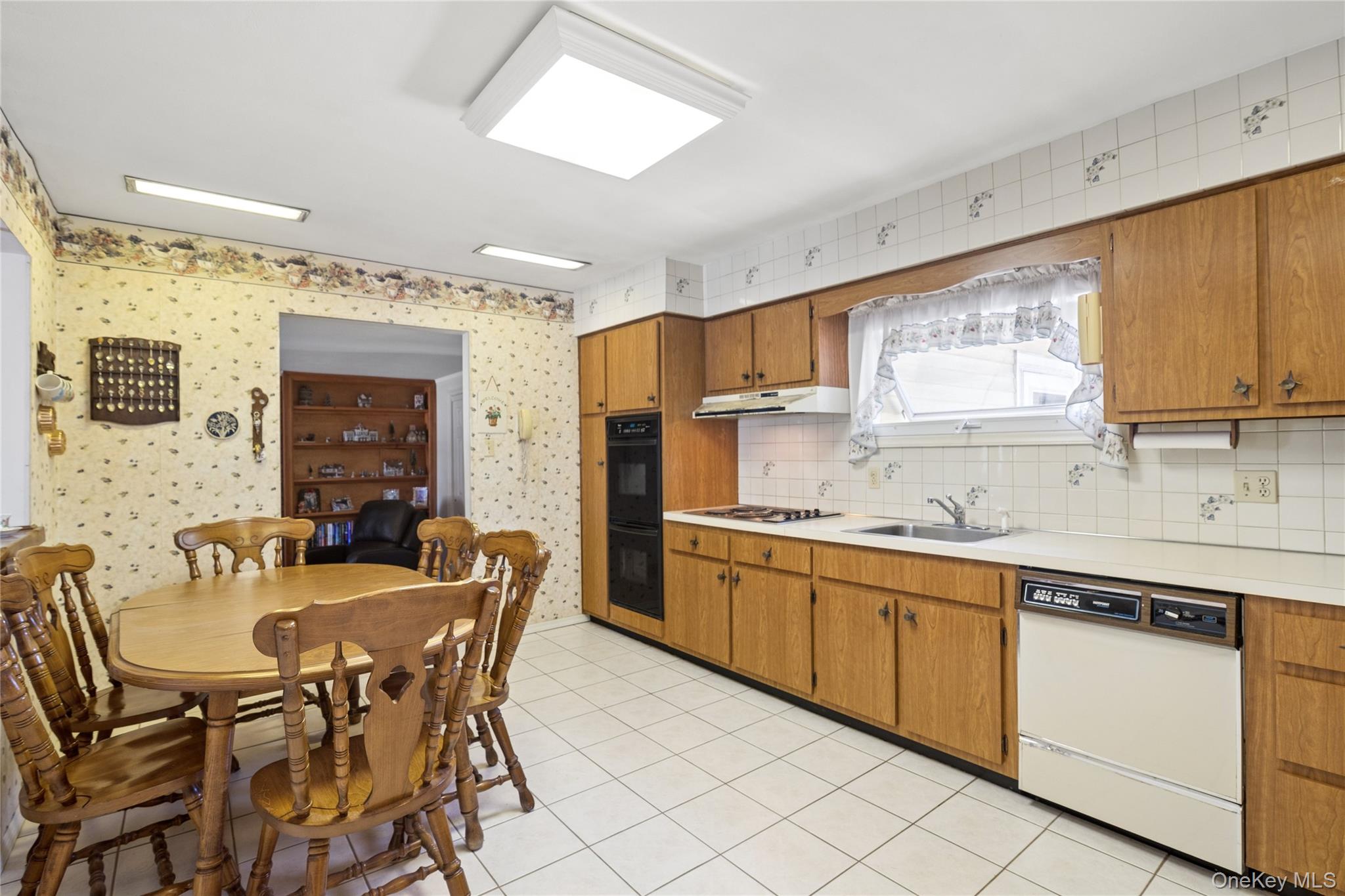 52 Center Street Property Photo 4