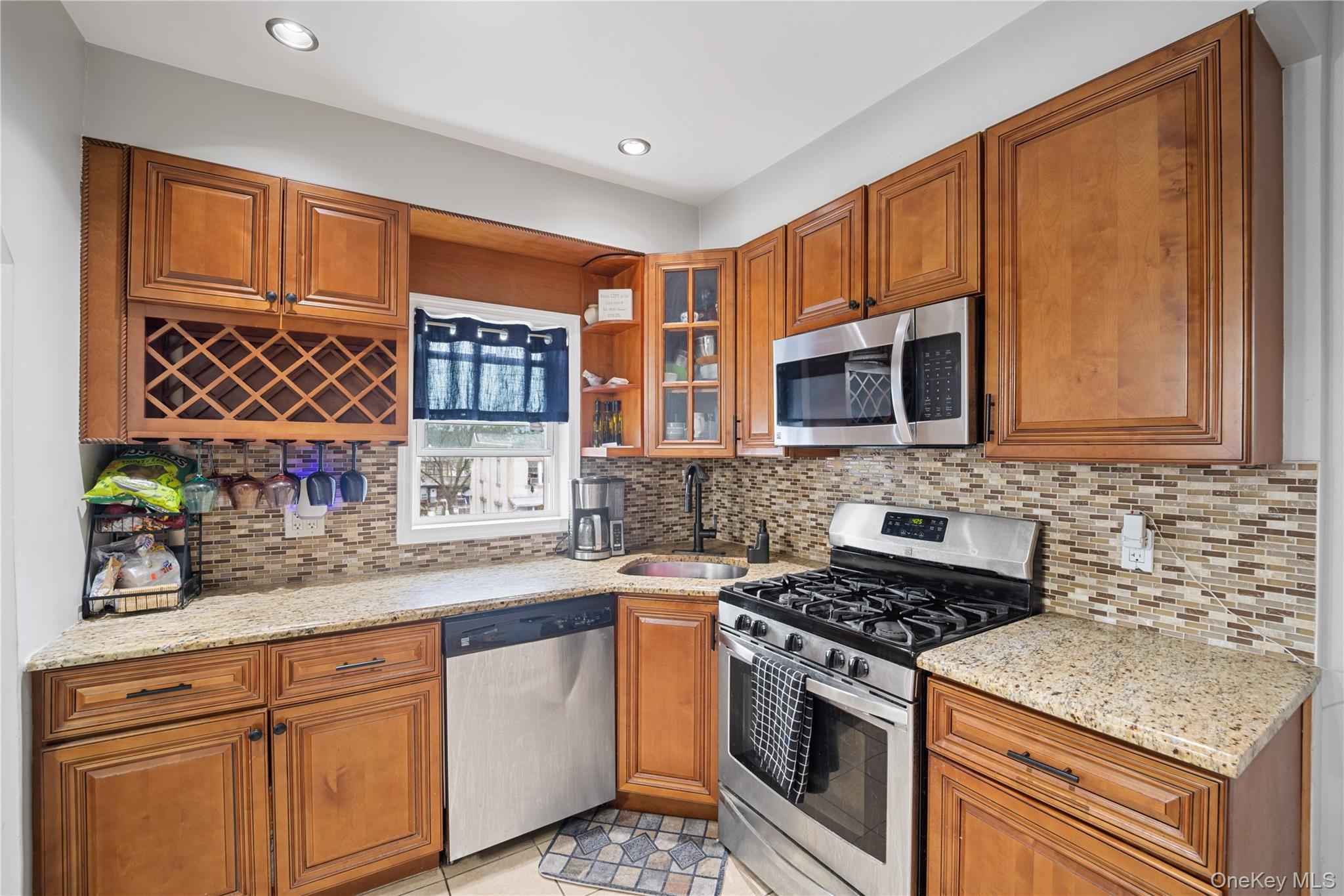 2548 Woodhull Avenue Property Photo 10