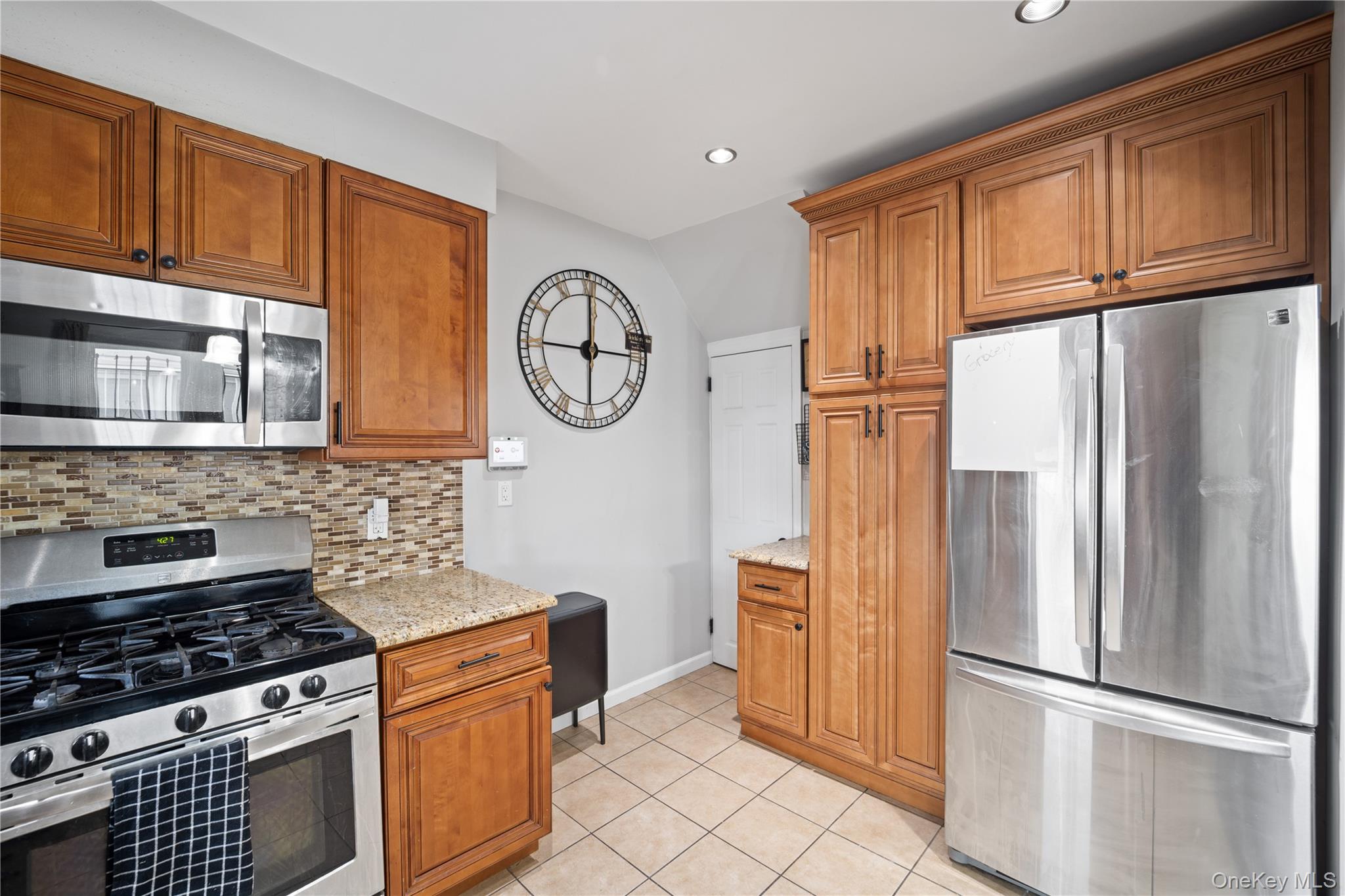 2548 Woodhull Avenue Property Photo 11