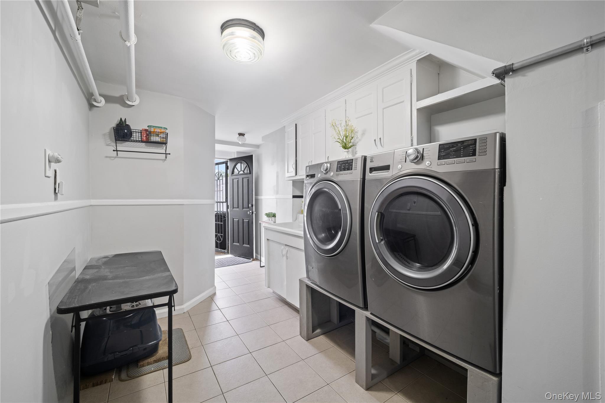 2548 Woodhull Avenue Property Photo 15