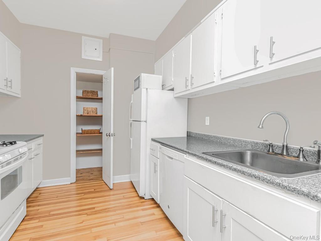 1440 Midland Avenue 5a Property Photo 8