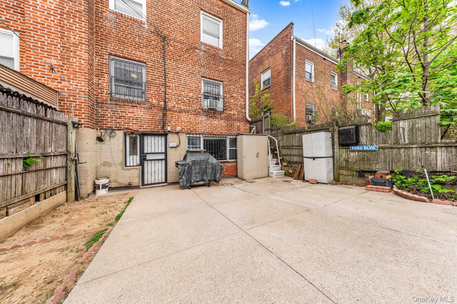 8318 164 Street Property Photo 3