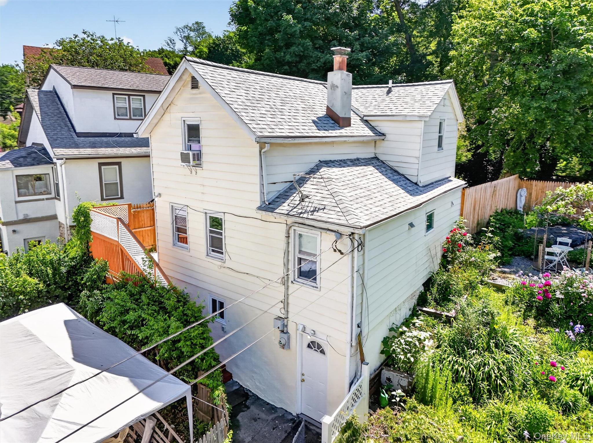 190 1/2 Grand Street Property Photo 2