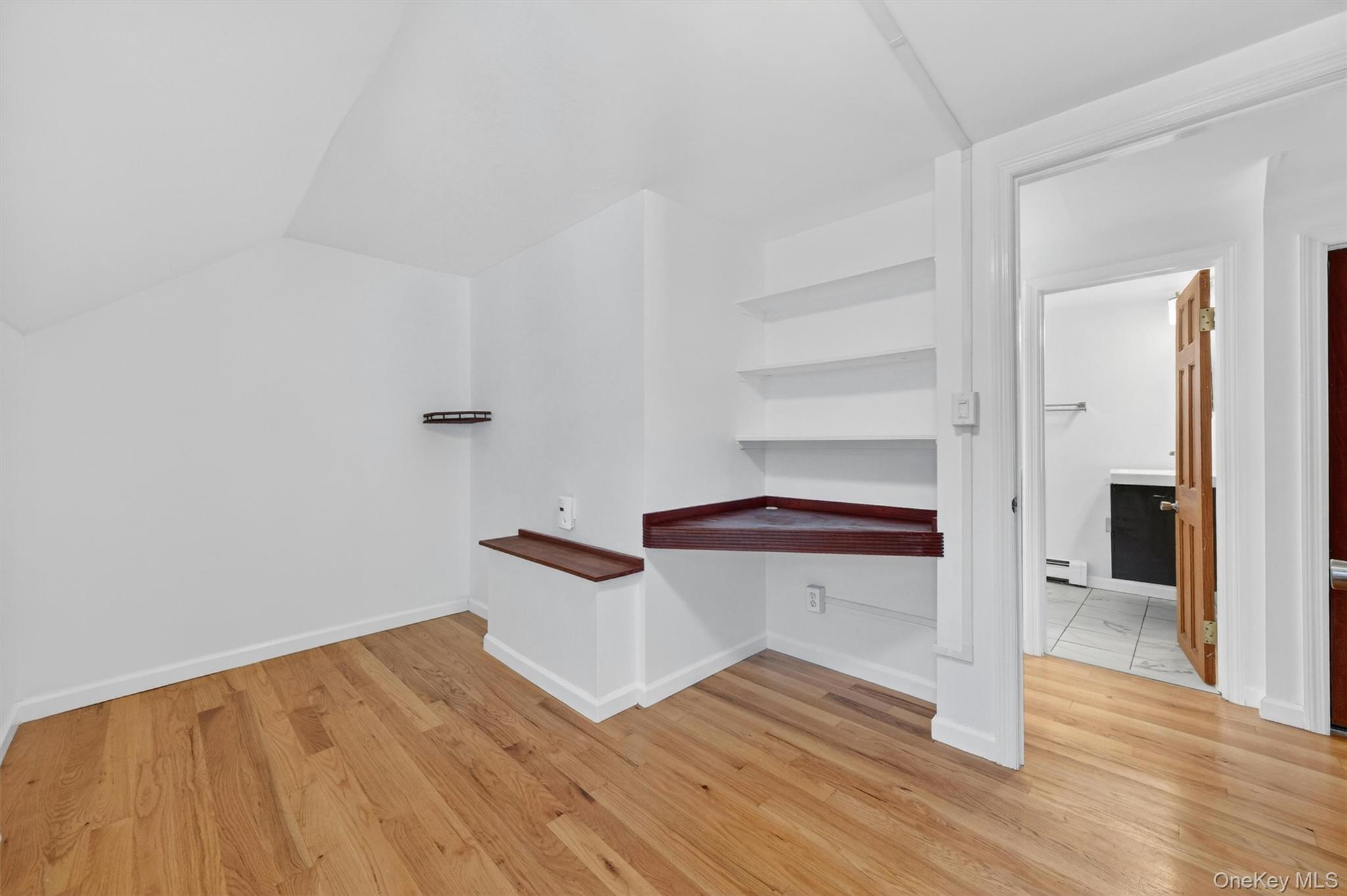 190 1/2 Grand Street Property Photo 17