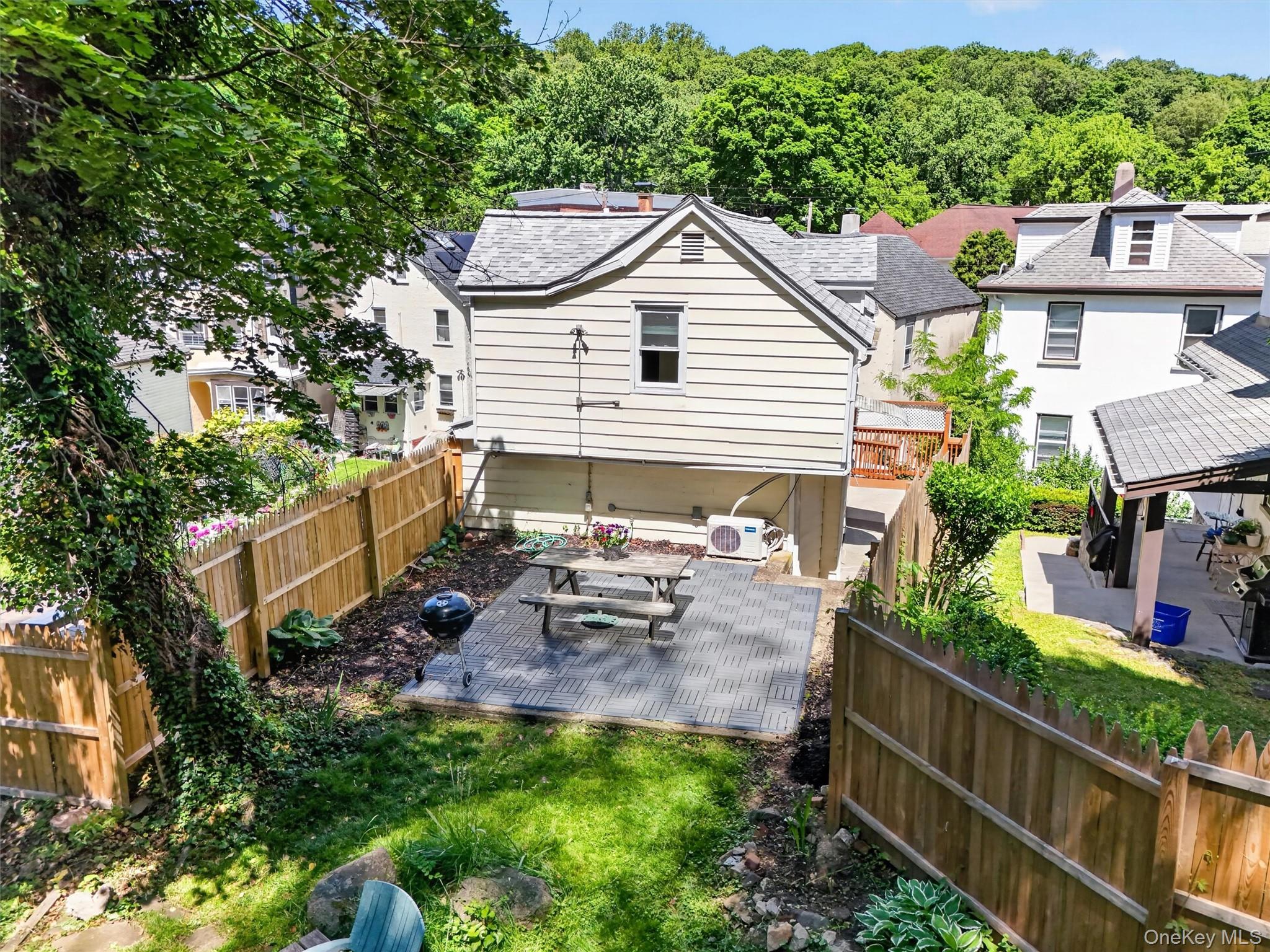 190 1/2 Grand Street Property Photo 25
