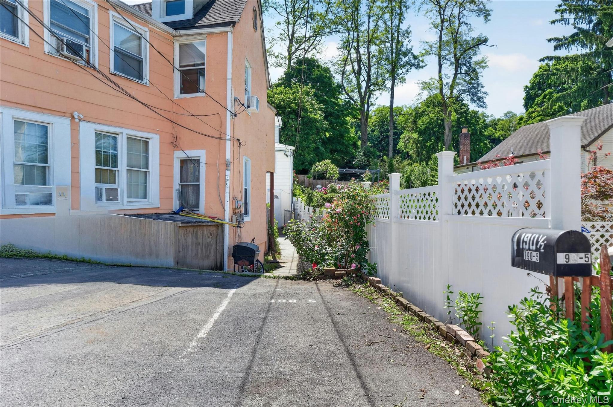 190 1/2 Grand Street Property Photo 33