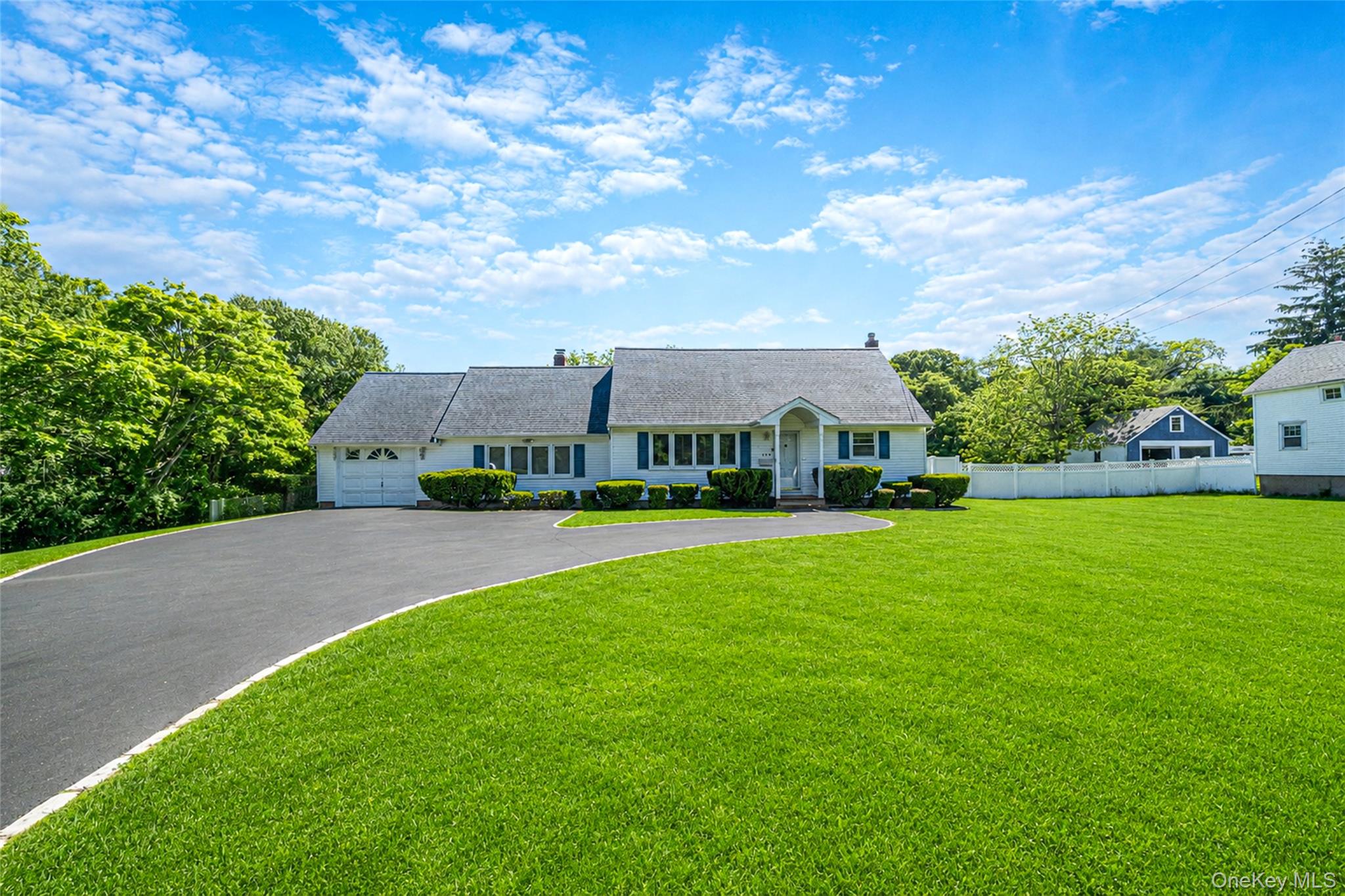 376 S Country Road Property Photo 4