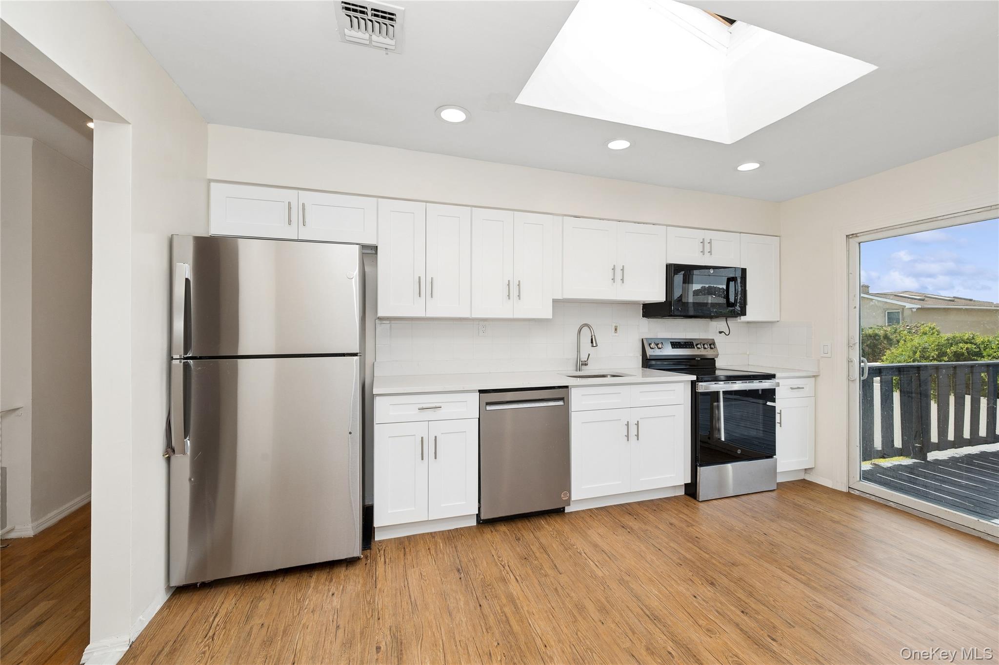 2625 Riverside Drive Property Photo 8
