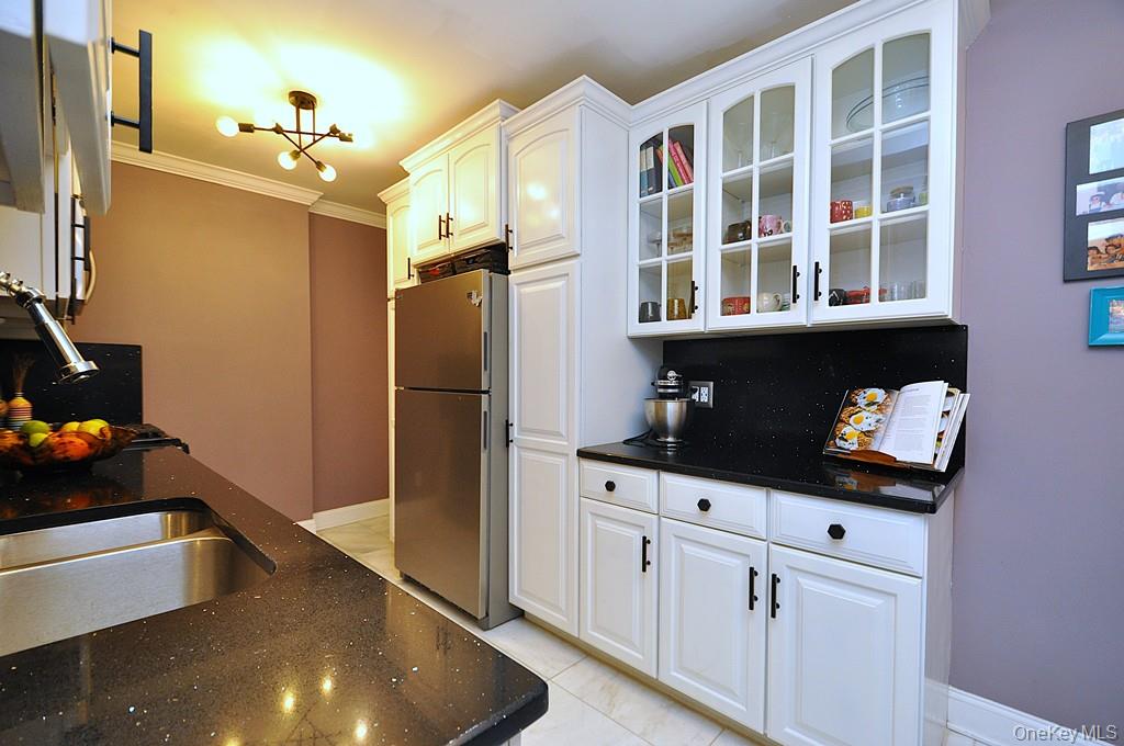 280 Bronxville Road 4o Property Photo 11