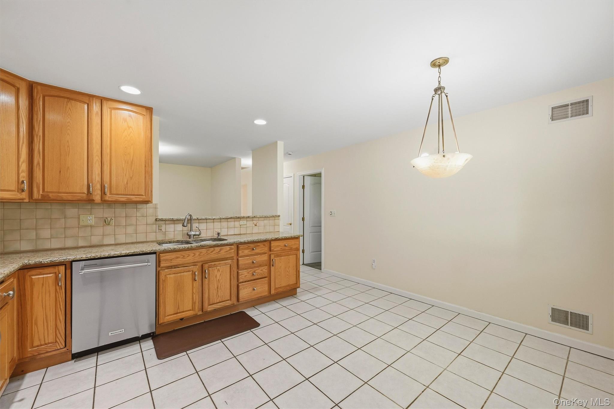 36 Windsor Circle D1 Property Photo 11
