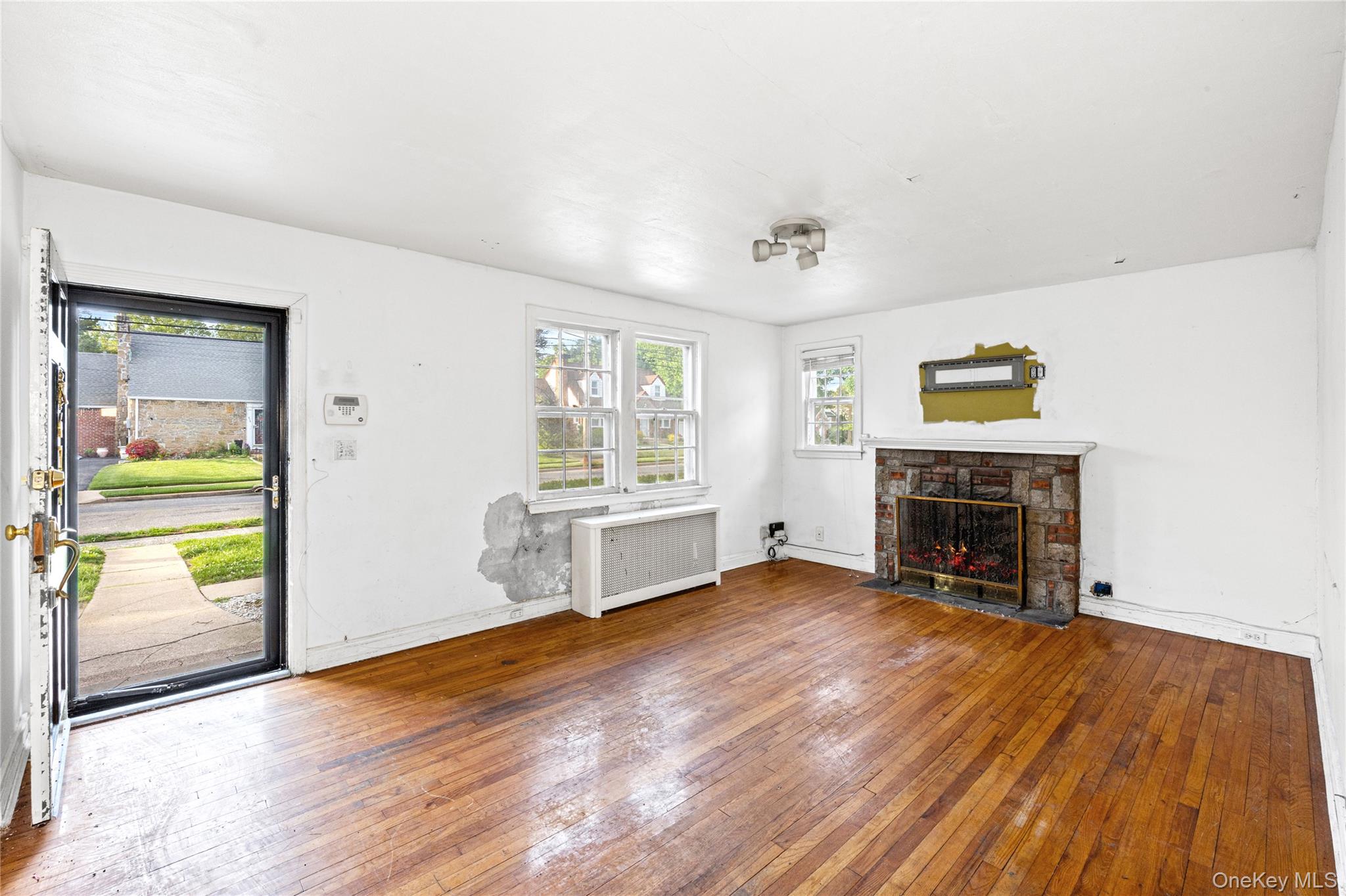 674 Henry Street Property Photo 8