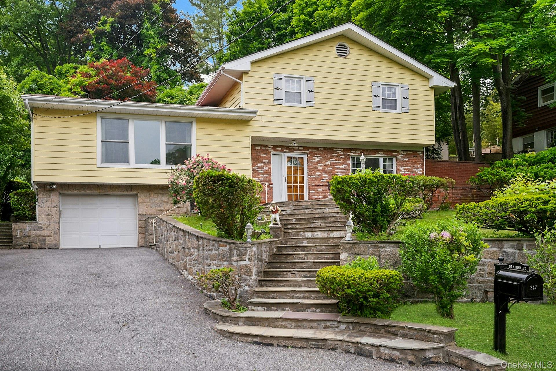 247 S Healy Avenue Property Photo 1