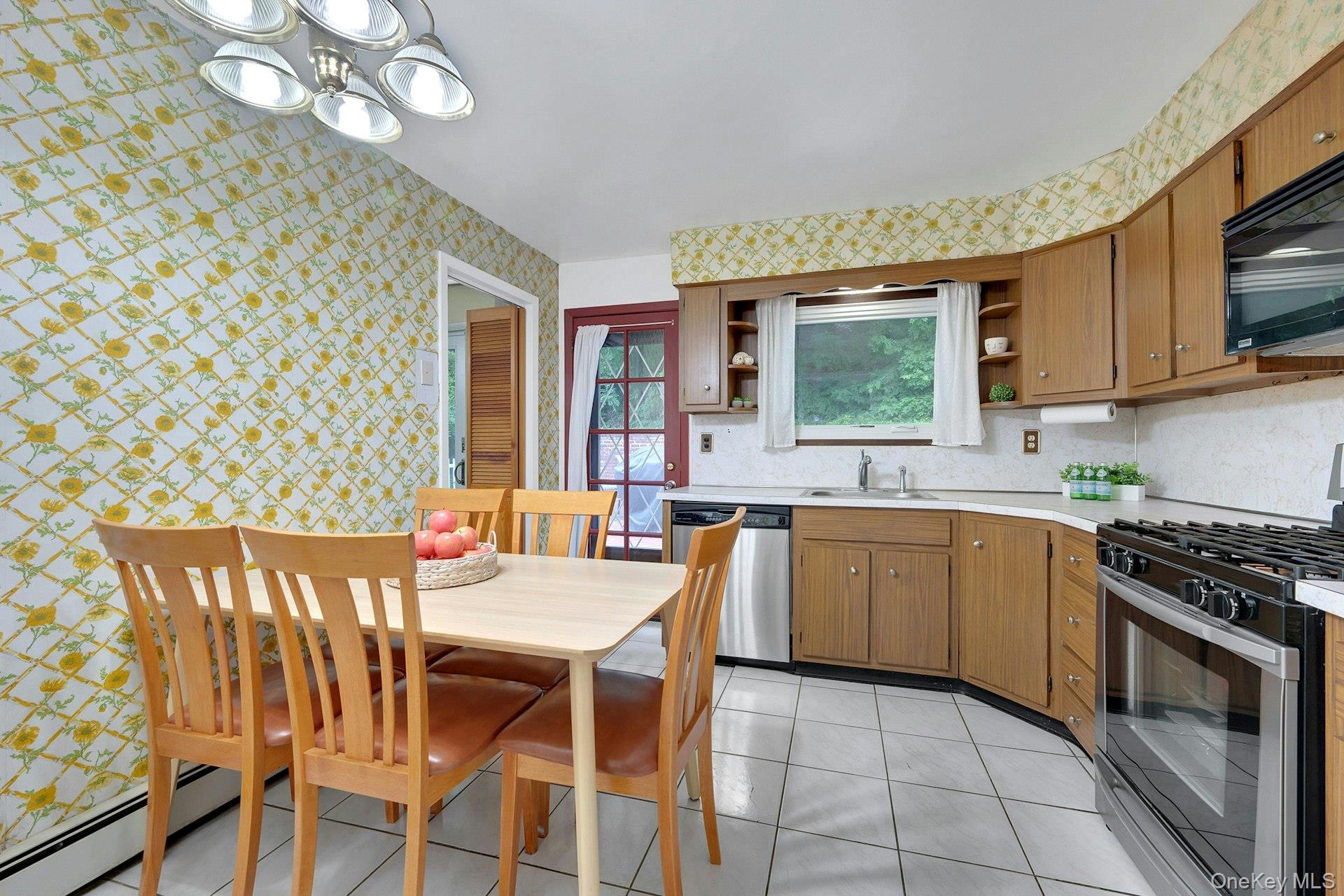 247 S Healy Avenue Property Photo 9
