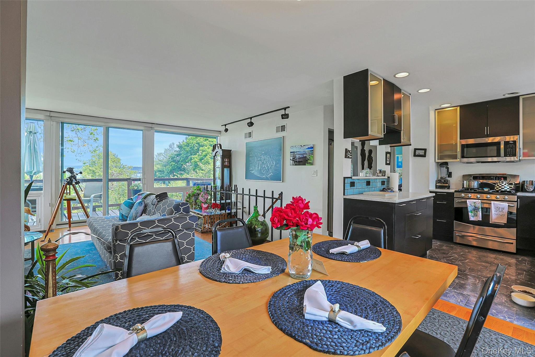 8 Edgewater Lane Property Photo 12