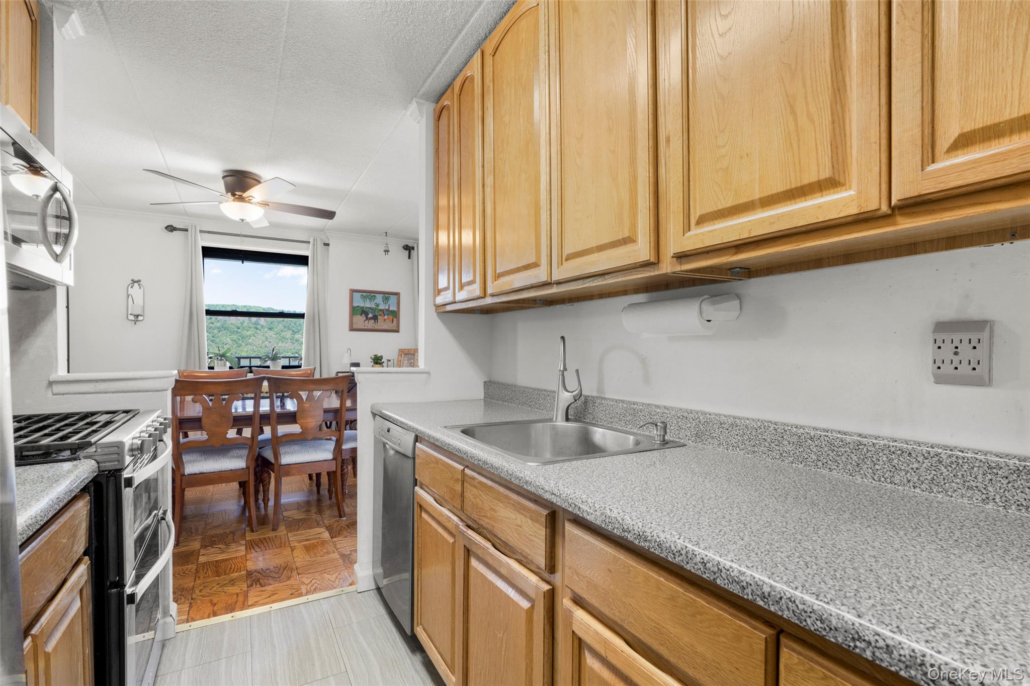 1085 Warburton Avenue 425 Property Photo 9