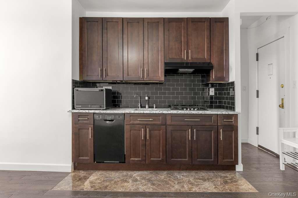 7101 Colonial Road L5d Property Photo 4